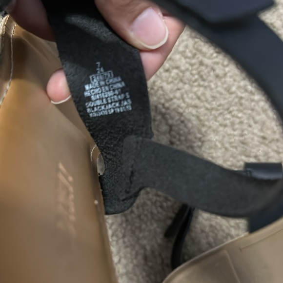 Old Navy women’s sandals - Picture 5 of 5